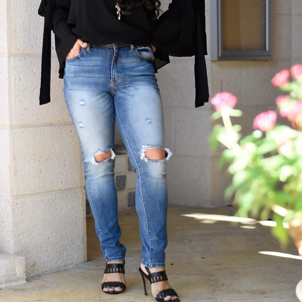 Light wash distressed high waist skinny jeans